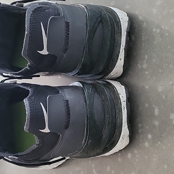 Nike - Picture 2 of 4